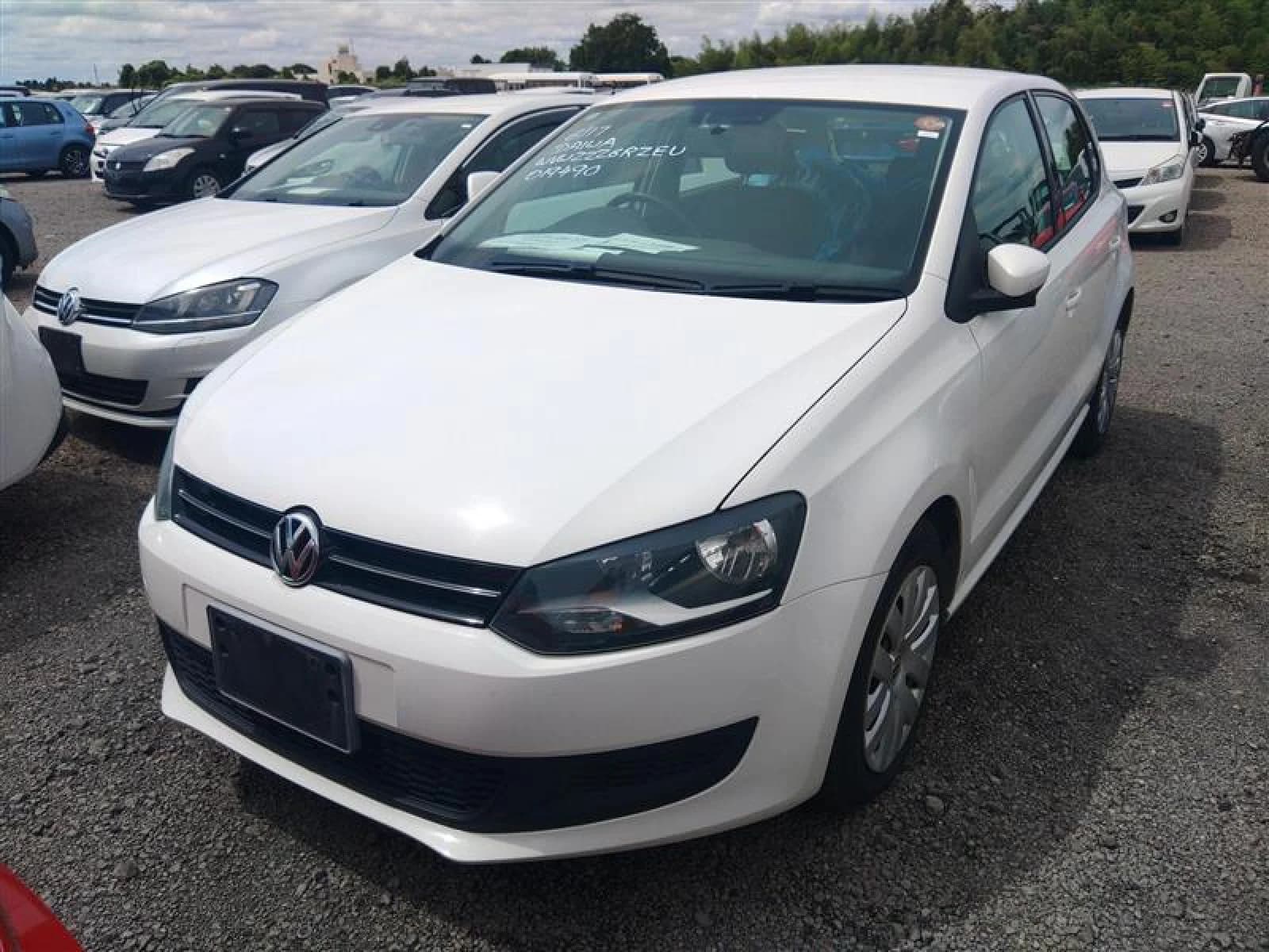 Vehicle front-right three-quarter view