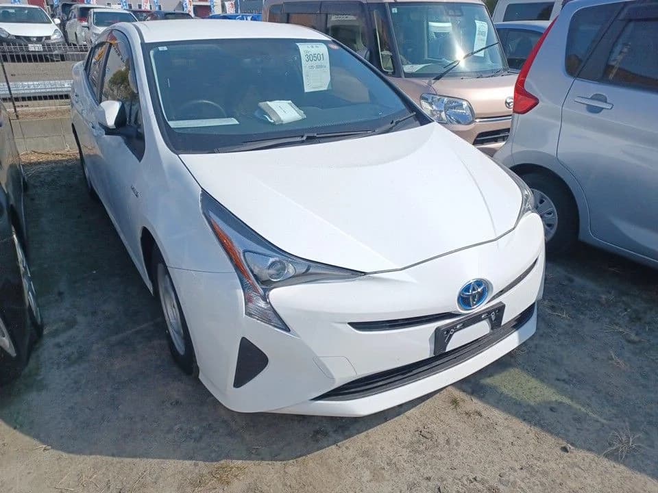 Front exterior view of vehicle
