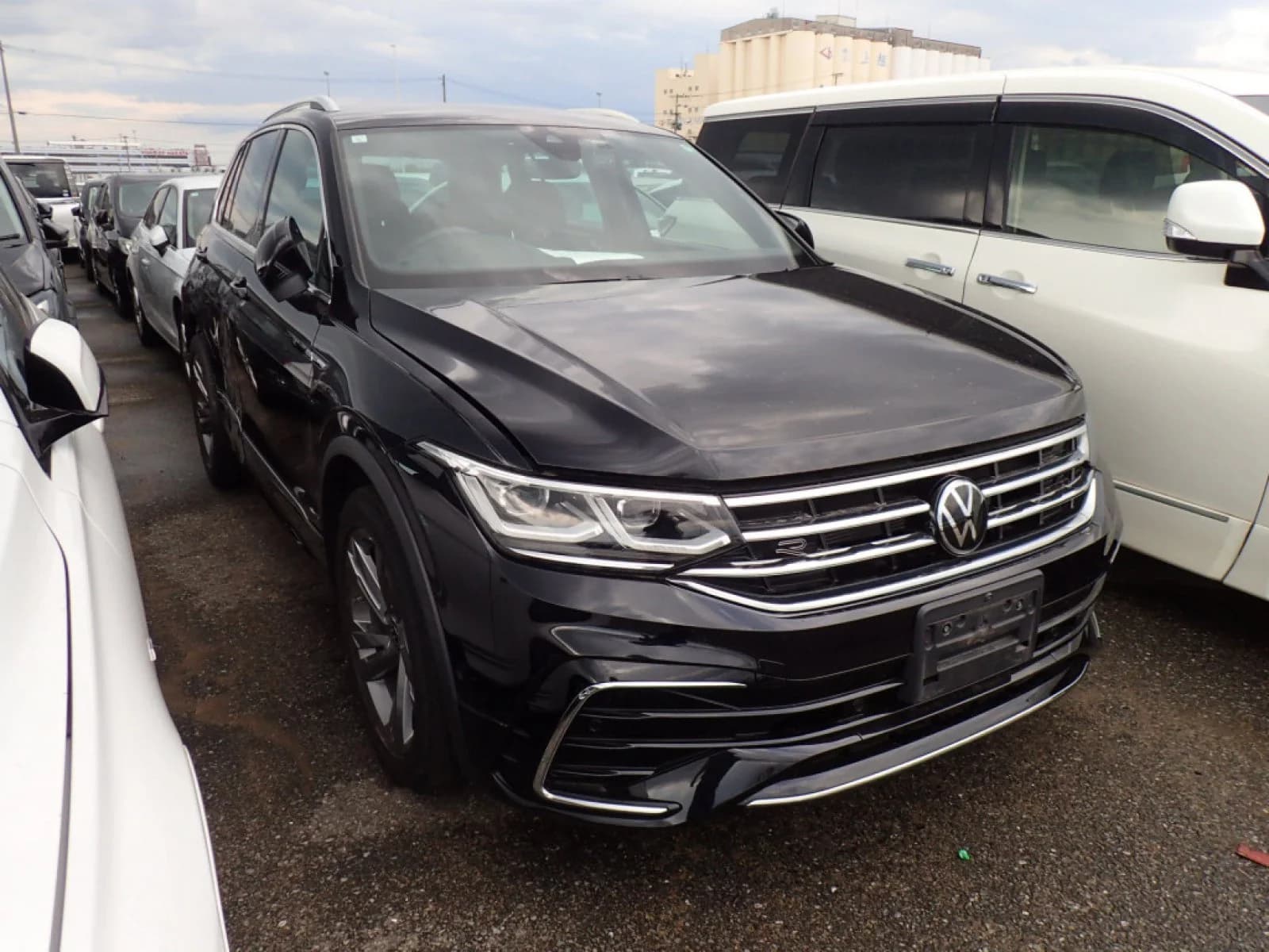 Vehicle front-right three-quarter view