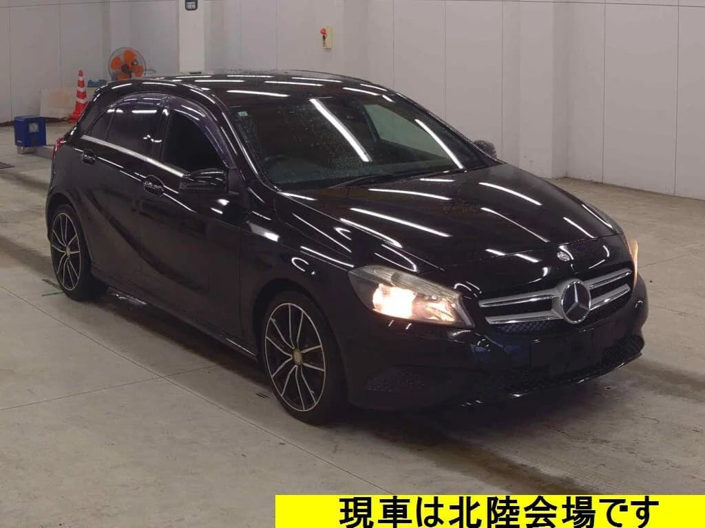 Mercedes sedan front-left 3/4 view
