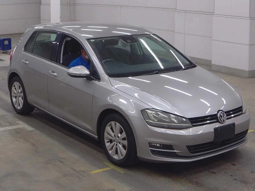 Volkswagen Golf hatchback - Front-right exterior view with silver paint, chrome grille, halogen headlights, and alloy wheels
