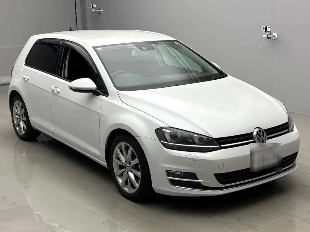 2013 Volkswagen Golf 7 TSI Highline BlueMotion in white - front-right 3/4 studio view with bi-xenon LED headlights, chrome grille bar, and 17-inch alloy wheels